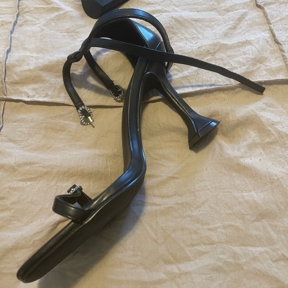 Women shoes - Picture 2 of 3